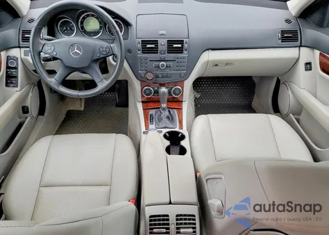 2010 Mercedes-Benz C 300 z USA, uszkodzony, nr VIN WDDGF5EB3AA400754